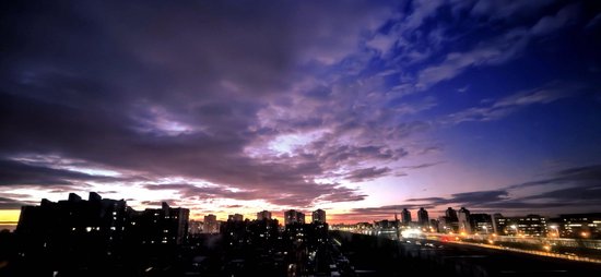 冬日里的温柔唤醒 北京红霞满天